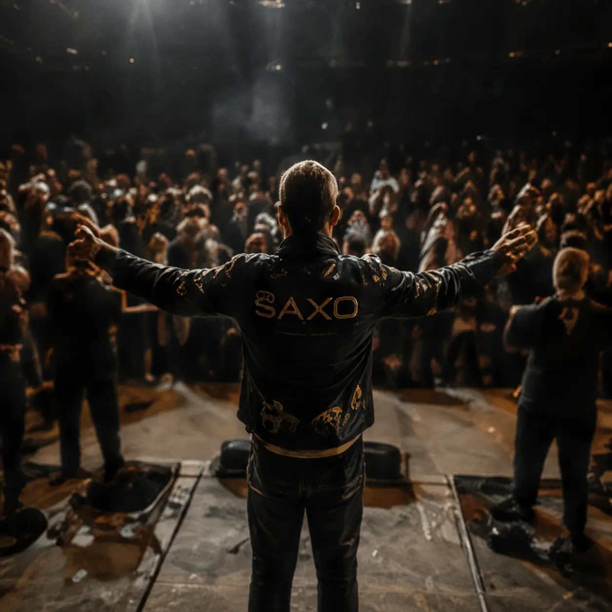 Heiko Saxo performing in front of an audience